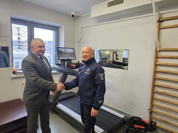 Policjant witający sie z męzczyzna w garniturze