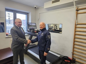 Policjant witający sie z męzczyzna w garniturze