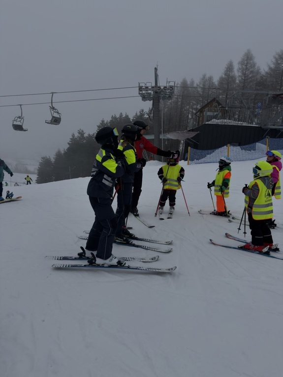 policjantki na nartach rozmawiaja z dziecmi