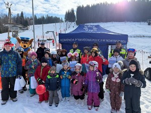 zdjęcie grupowe dzieci i policjantów