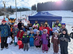 zdjęcie grupowe dzieci i policjantów