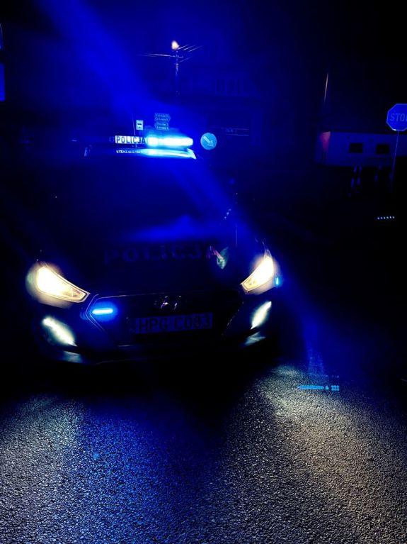 Radiowóz w ciemności