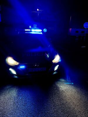 Radiowóz w ciemności