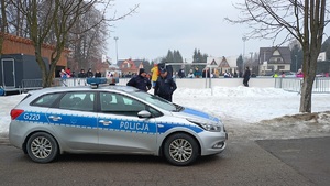 Policjanci obok radiowozu