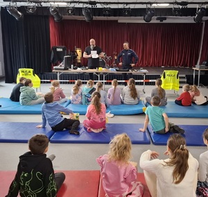 Policjami w trakcie omawiania tego czym zajmuje sie technik kryminlaistyki