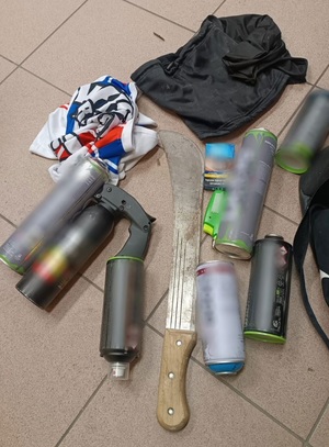 Farby w spray, maczeta oraz gaz pieprzowy