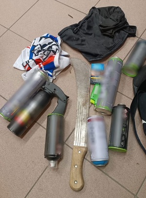 Farby w spray, maczeta oraz gaz pieprzowy