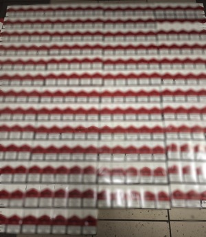 ułożone papierosy w paczkach