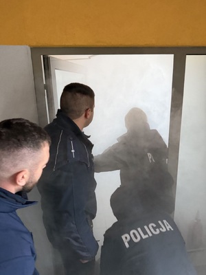 policjanci wchodzacy do zadymionego pomieszczenia