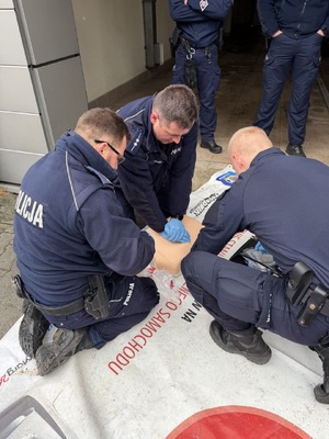 policnaci prowadzacy masaz serca