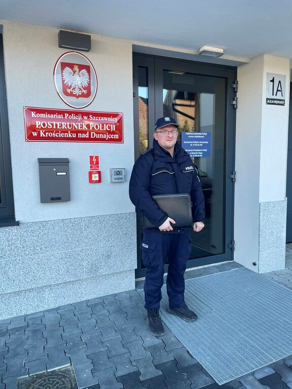 Policjant przez posterunkiem