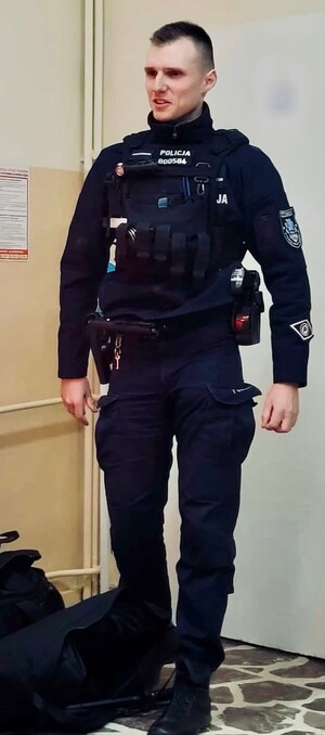 policjant w mundurze