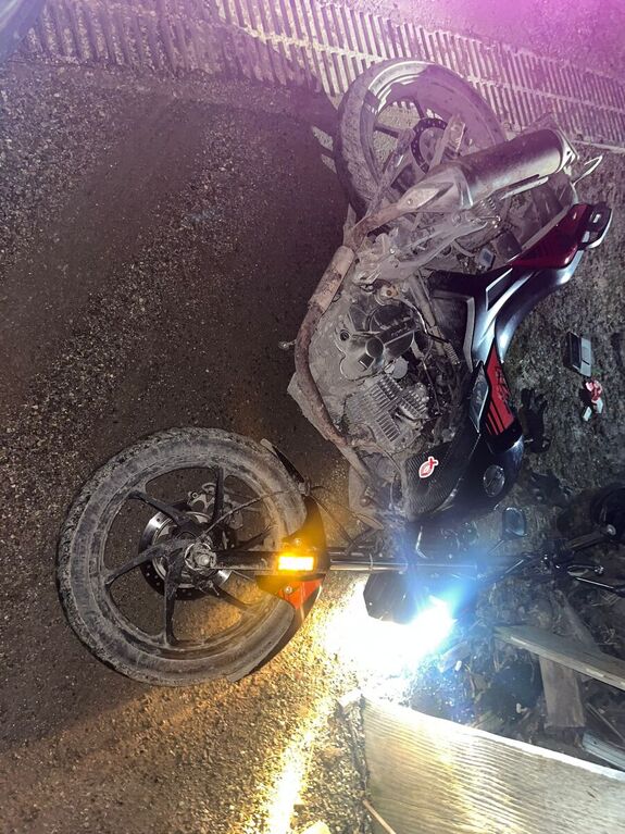 Motocykl lezący na drodze