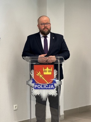 mezczyzna w garniturze przy mównicy