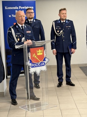 policjant stojacy przy mownicy