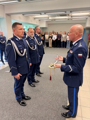 policjant trzymający w rekach szable