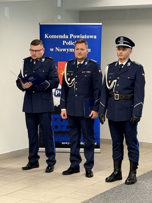 trzech policjantów w mundurach jeden w czapce