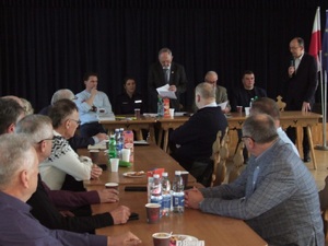 Mężczyzna w garniturze przemawiający