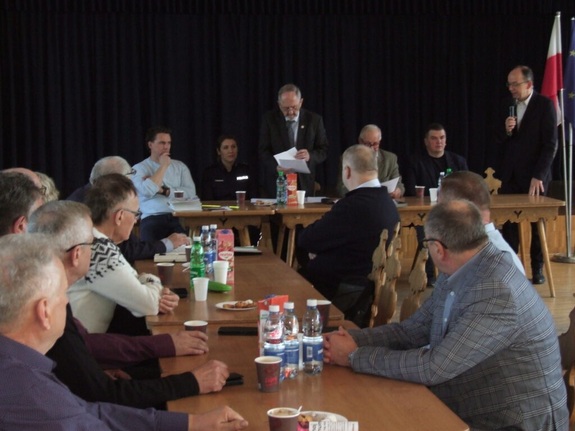 Mężczyzna w garniturze przemawiający