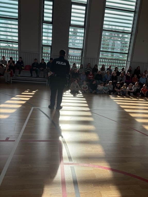 Policjant przemawiający do dzieci