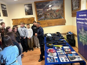 policjant przemawiajacy do dzieci