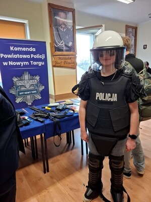 chłopiec ubrany w policyjny PZ