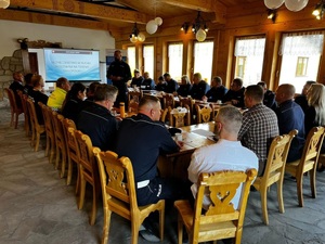 uczestnicy szkolenia siedzacy przy stołach