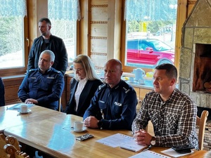 dwóch policjantów kobieta oraz dwóch mężczyzn w garniturach