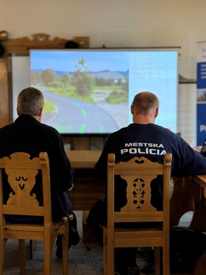 mężczyzną oraz słowacki strażnik miejski wygłaszający prelekcje
