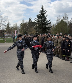 poczet flagowy szkoły w składzie trzech uczennic