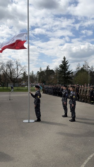 podniesie flagi państwowej na maszcie