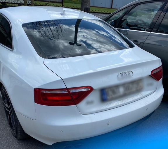 samochód osobowy w kolorze białym