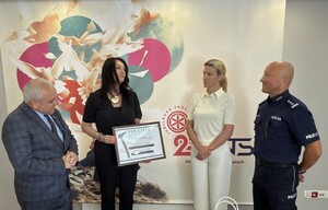 dwóch mężczyzn jeden w mundurze policjanta i dwie kobiety