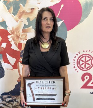 kobieta trzymająca vouvher