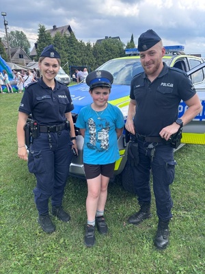 policjanci i chłopczyk