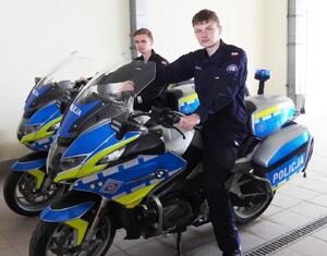 dwóch mężczyzn siedzących na motocyklach policyjnych