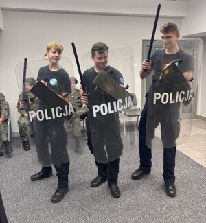trzech meżczyzn z tarczami i pałkami