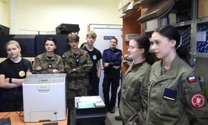 uczniowie liceum oraz policjantka