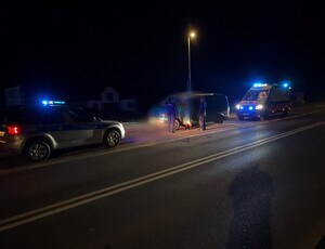 radiowóz , karetka, a posordku dwóch policjnatow i zielony samochód