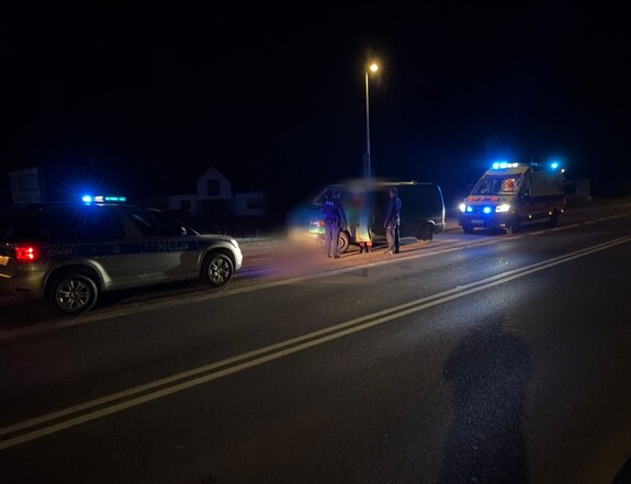 radiowóz , karetka, a posordku dwóch policjnatow i zielony samochód