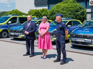 kobieta , mężczyzna w garniturze i policjant