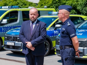 mężczyzną w garniturze i policjant