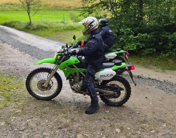 Dwóch policjantów na motocyklach