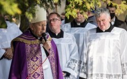 ksiądz modli się za zmarłego