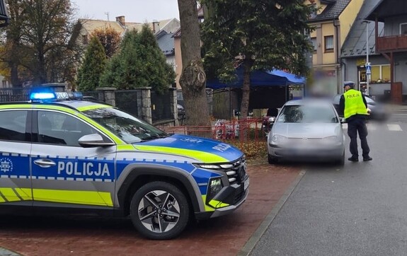 radiowóz w tle policjant