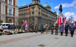 poczet sztandarowy na rynku