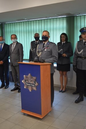 Komendant Powiatowy Policji młodszy inspektor Grzegorz Wyskiel stojący przed mównicą - ujęcie z przodu