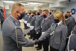 Komendant Powiatowy Policji Grzegorz Wyskiel wręczający akt mianowania funkcjonariuszce policji