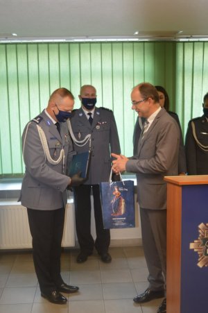 Burmistrz Miasta Nowy Targ wręczający podarunek Komendantowi Powiatowemu Policji w Nowym Targu