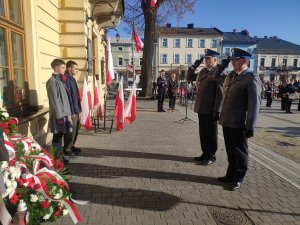 komendant i naczelnik składają wieńce